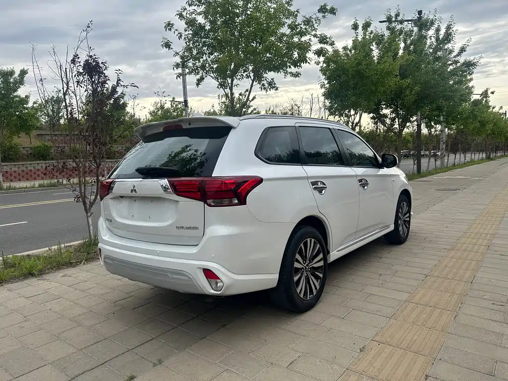 Mitsubishi Outlander 2022 — фото 9