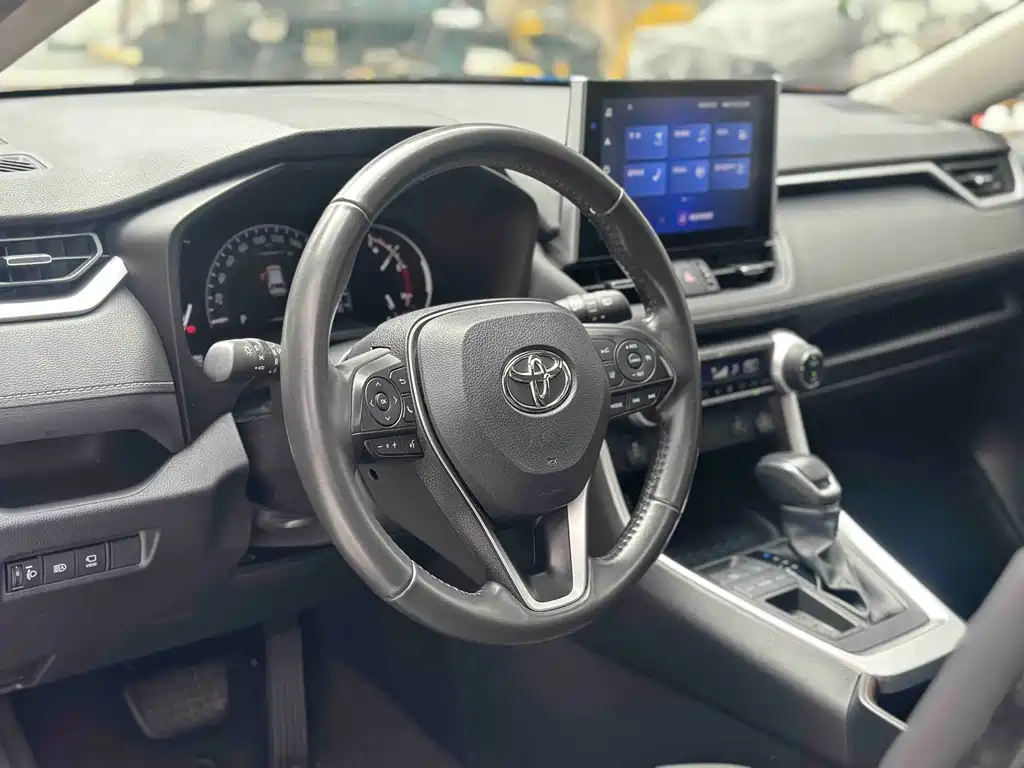 Toyota RAV4 2022 — фото 10