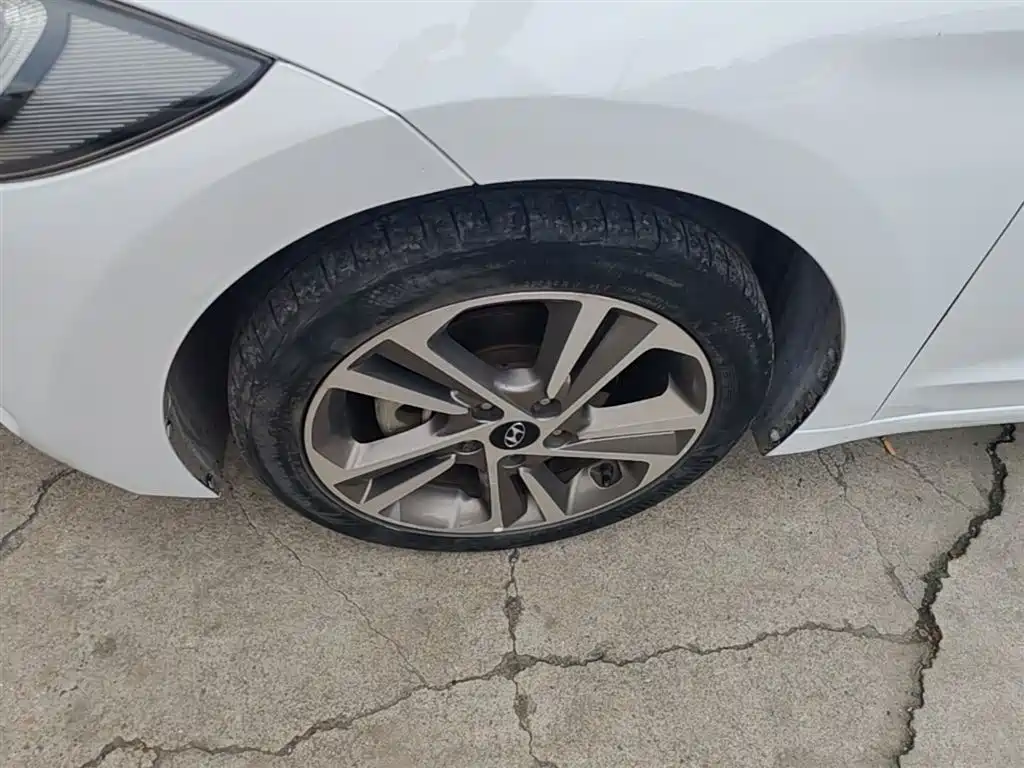 Hyundai Elantra 2017 — фото 23