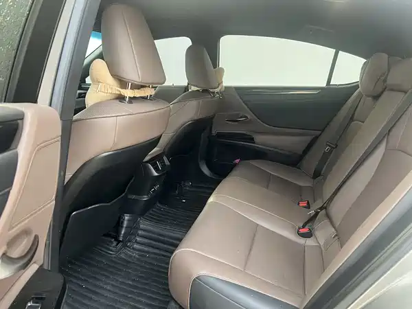 Lexus ES 2022