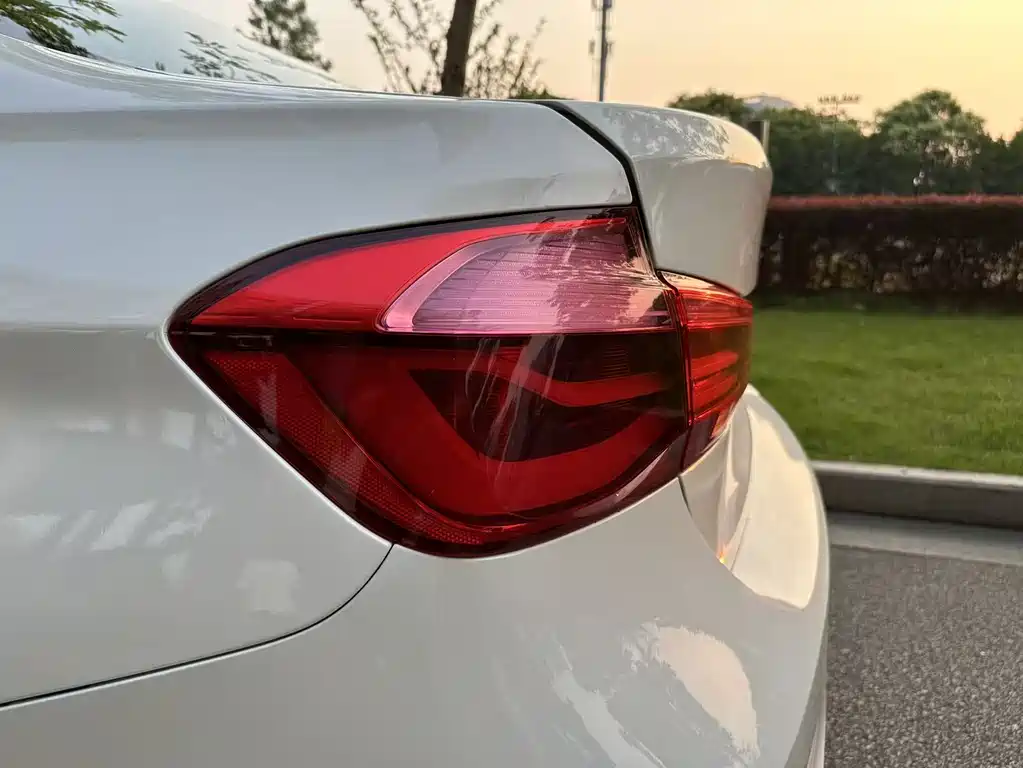 BMW 3 Series 2017 — фото 15