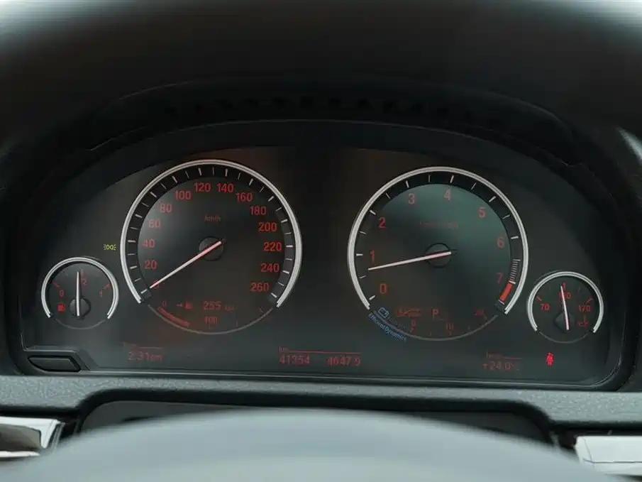 BMW 5 Series GT 2015 — фото 31