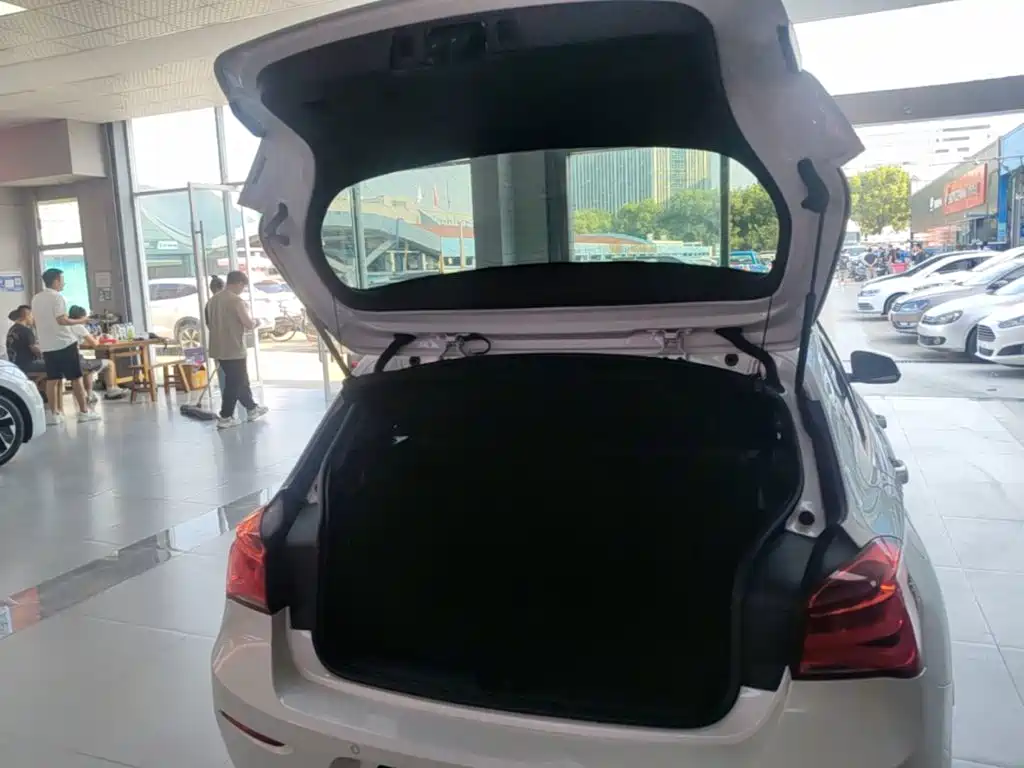 BMW 1 Series 2019 — фото 19