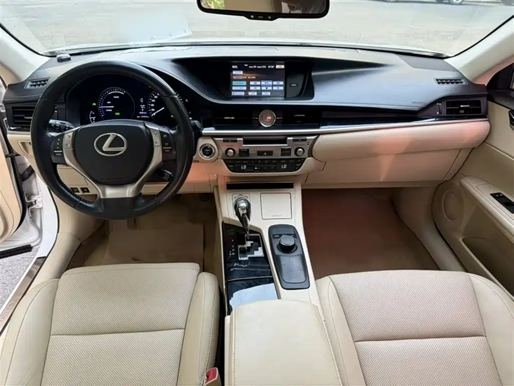 Lexus ES 2015 — фото 13