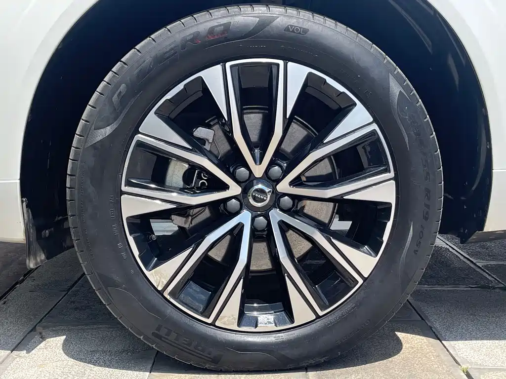 Volvo XC60 2022 — фото 18