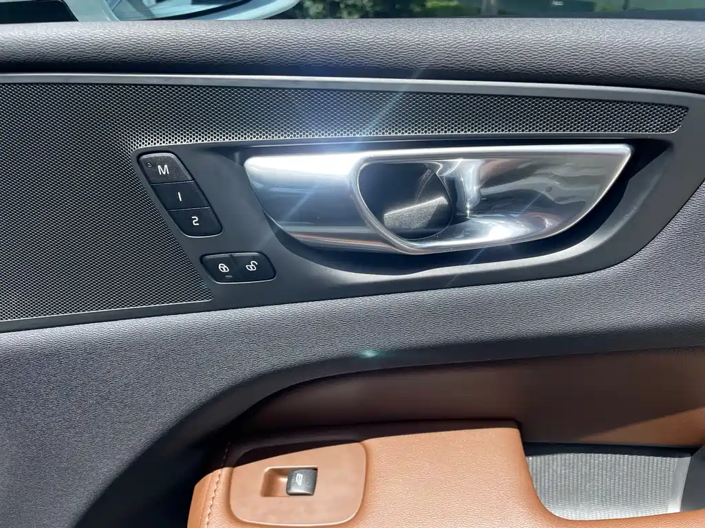 Volvo XC60 2022 — фото 20