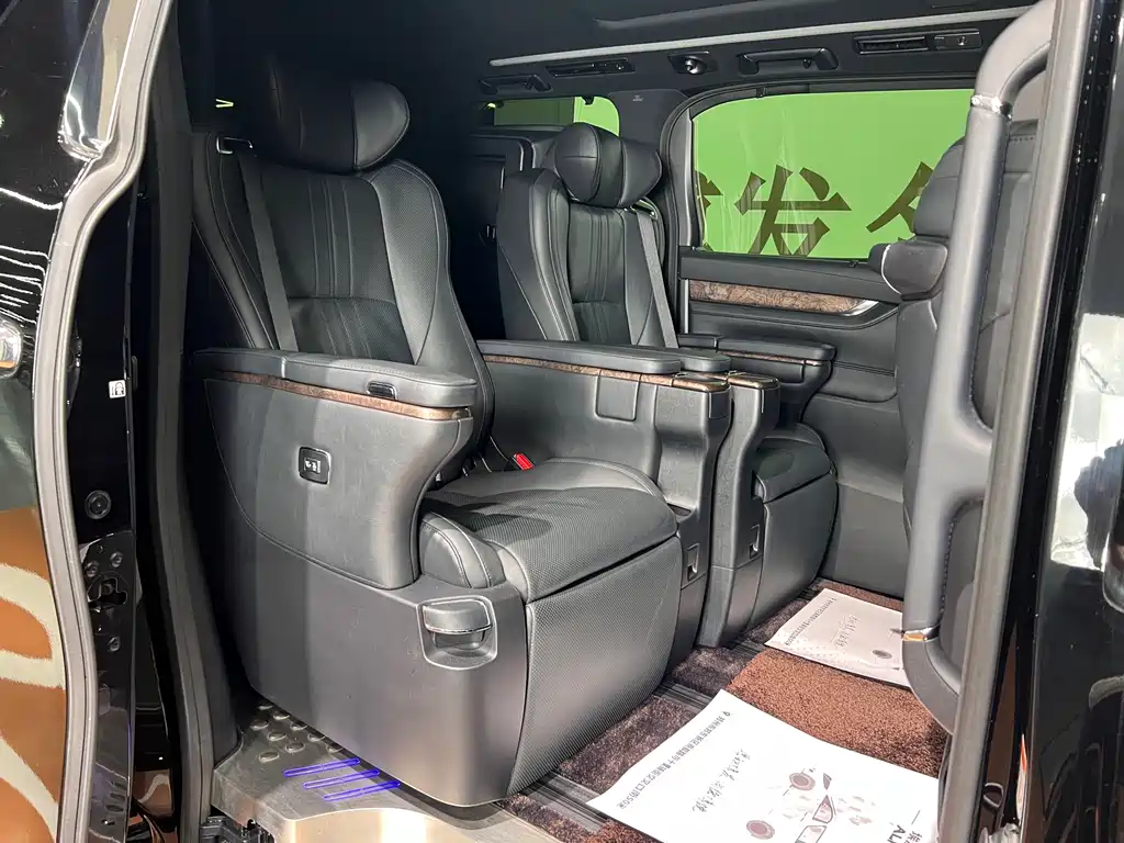 Toyota Alphard 2023 — фото 10
