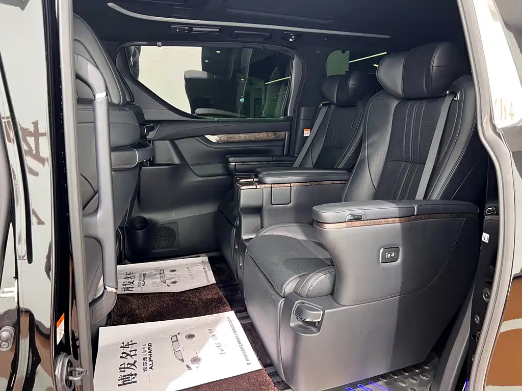 Toyota Alphard 2023 — фото 13