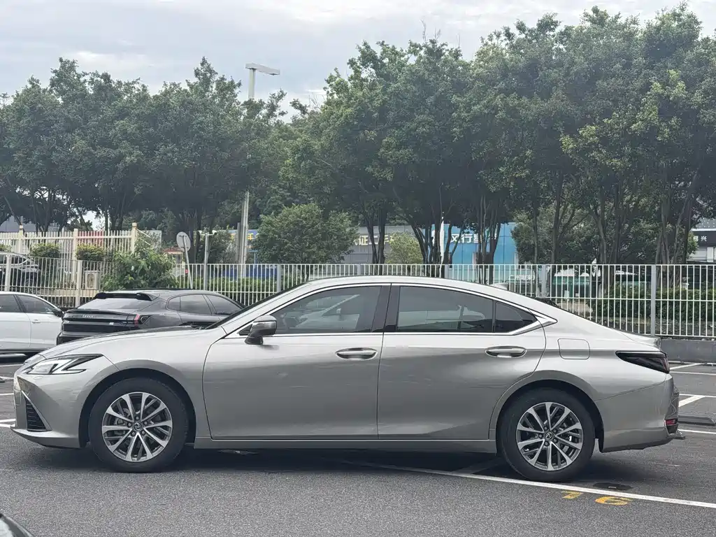 Lexus ES 2025