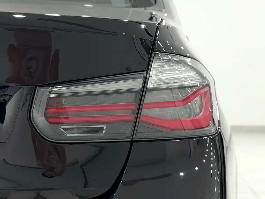 BMW 3 Series 2017 — фото 17