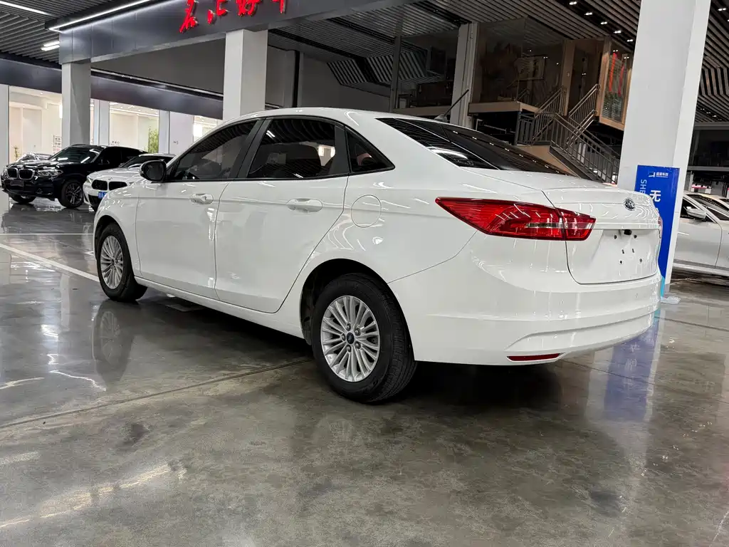 Ford Escort 2018 — фото 10