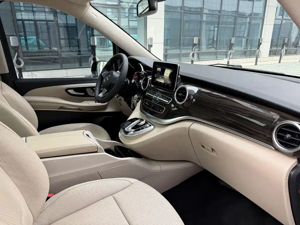 Mercedes-Benz V-Class 2019 — фото 19