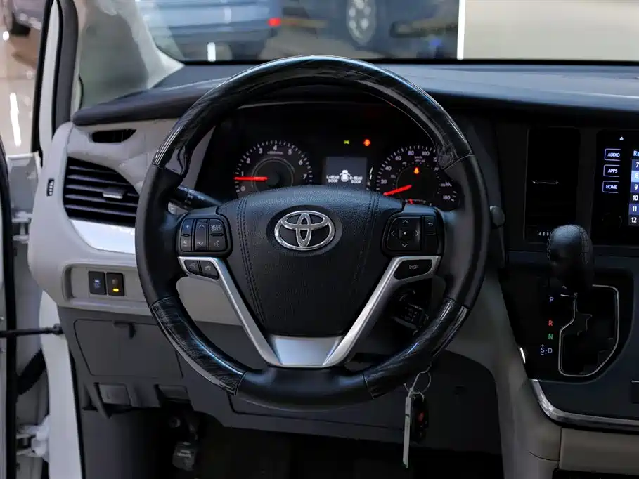 Toyota Sienna 2017 — фото 22