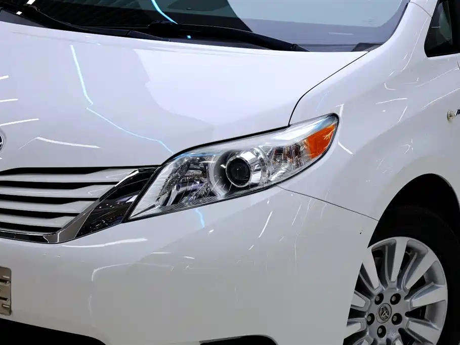 Toyota Sienna 2017 — фото 10