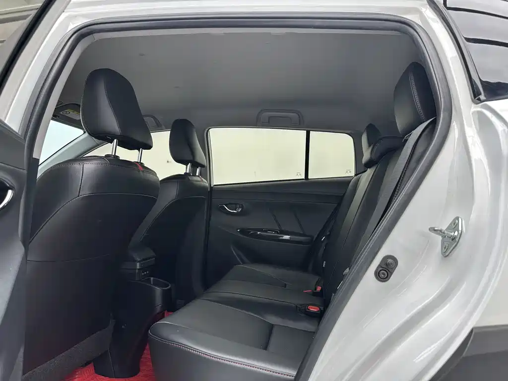 Toyota Yaris L 2023 — фото 6