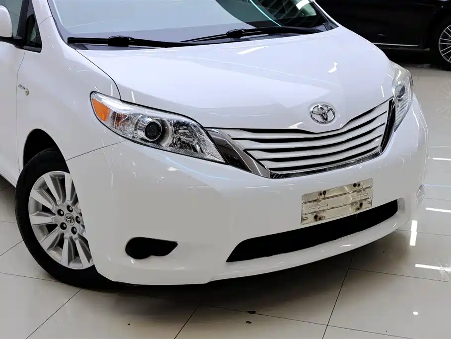 Toyota Sienna 2017 — фото 11