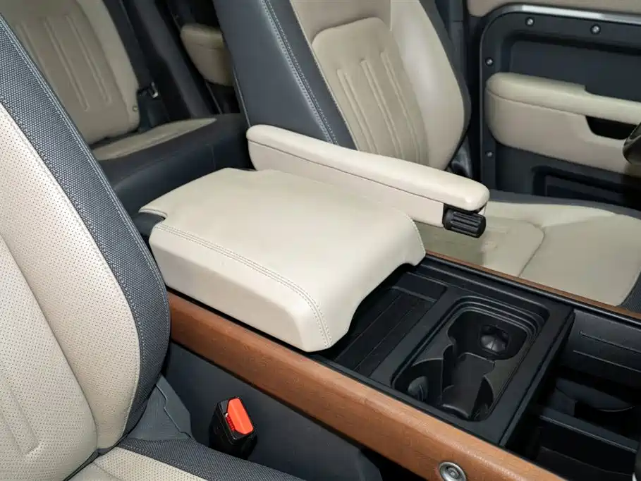 Land Rover Defender 2021 — фото 15