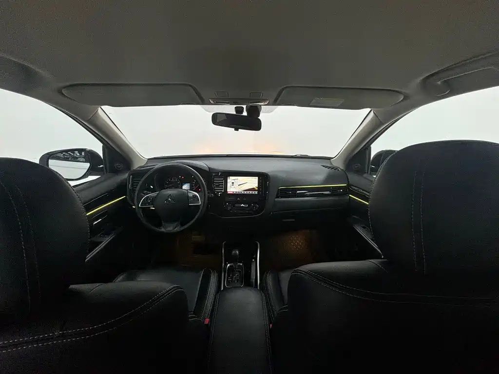 Mitsubishi Outlander 2022 — фото 15