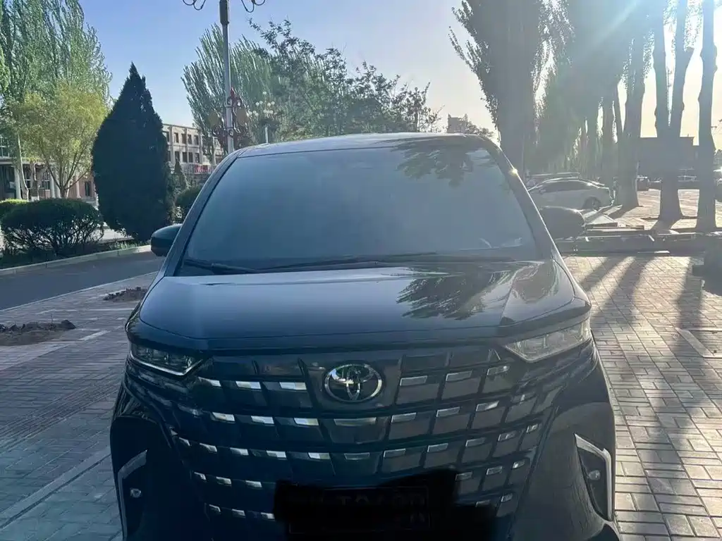 Toyota Alphard 2024 — фото 1