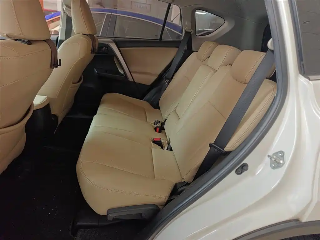 Toyota RAV4 2018 — фото 13