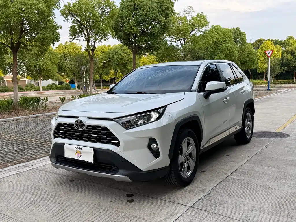 Toyota RAV4 2020 — фото 1