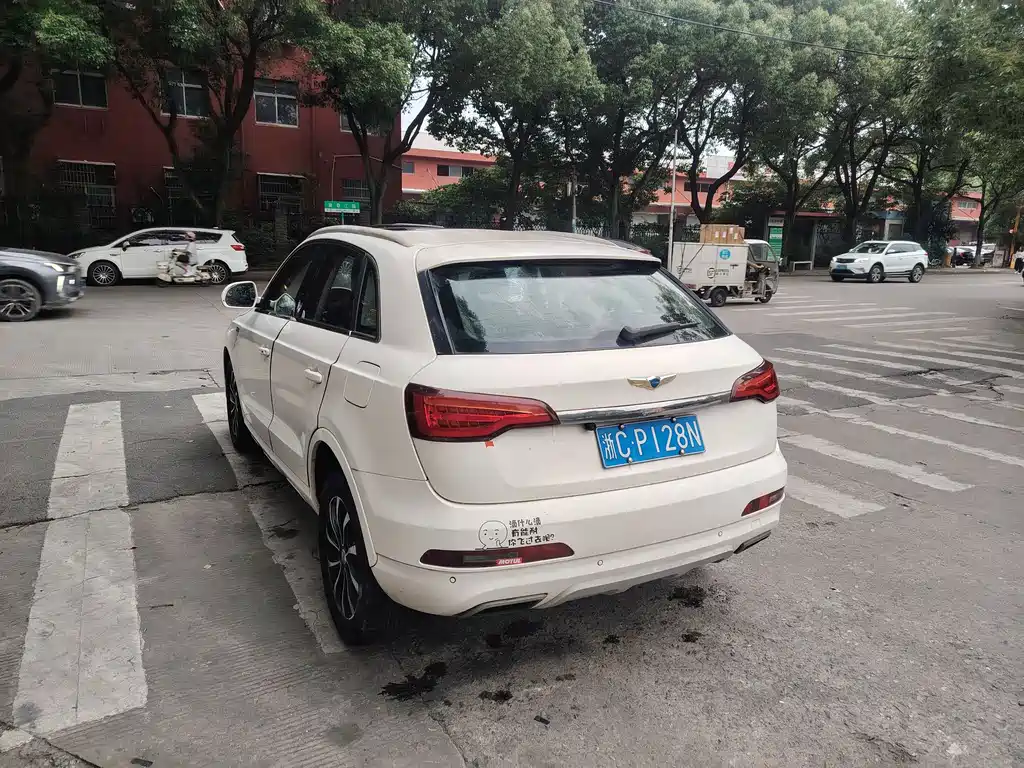 Zotye SR7 2016 — фото 10