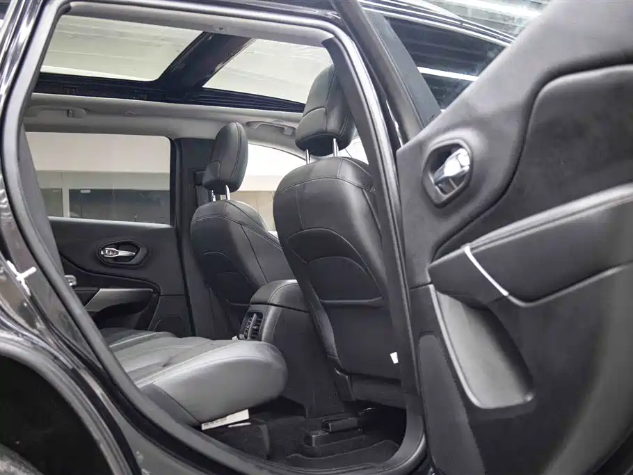 Jeep Cherokee 2019 — фото 19