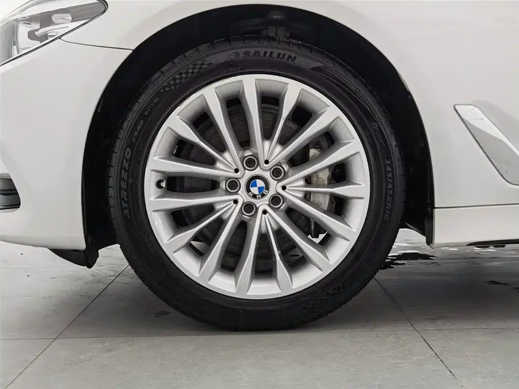 BMW 5 Series 2019 — фото 17