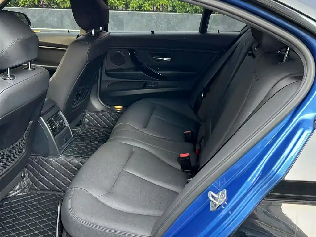 BMW 3 Series 2018 — фото 14