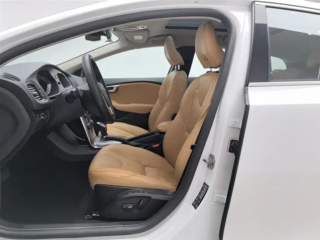 Volvo V40 2017 — фото 10