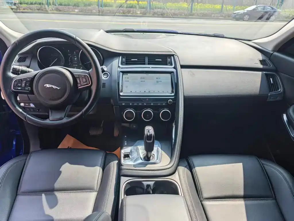 Jaguar E-PACE 2021 — фото 10