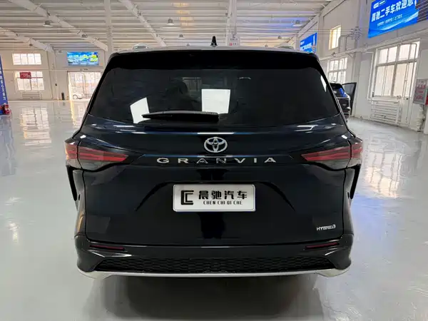 Toyota Granvia 2023
