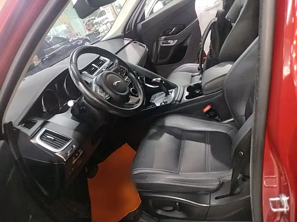 Jaguar E-PACE 2020 — фото 15
