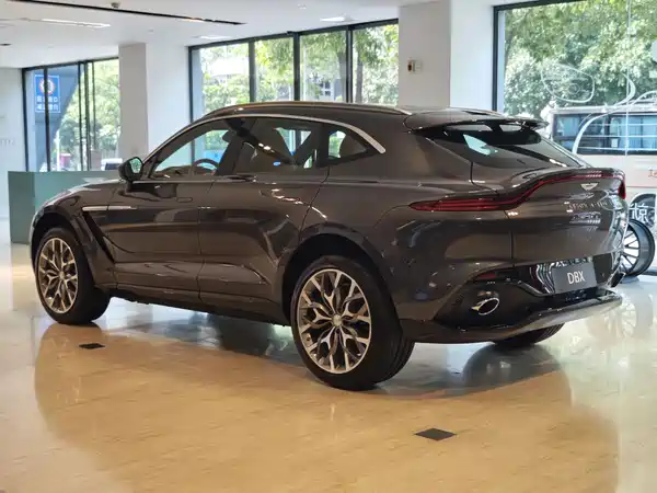 Aston Martin DBX 2024