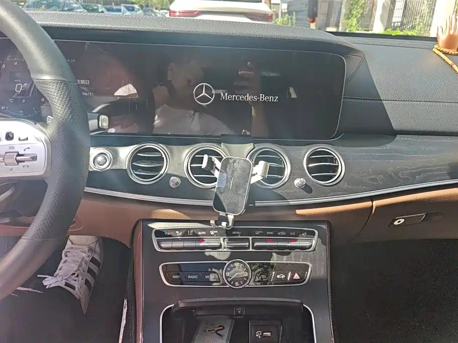 Mercedes-Benz E-Class 2019 — фото 12