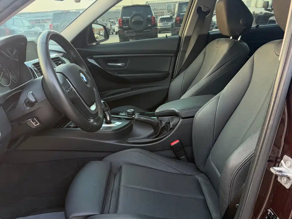 BMW 3 Series 2018 — фото 11