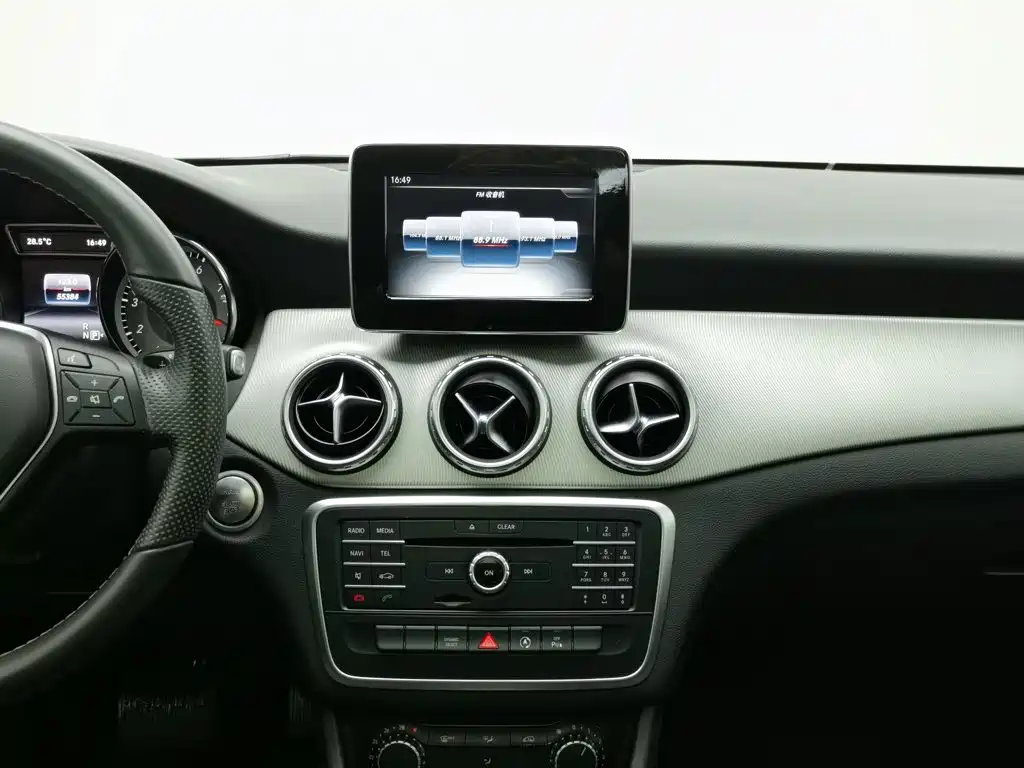 Mercedes-Benz GLA 2016 — фото 12
