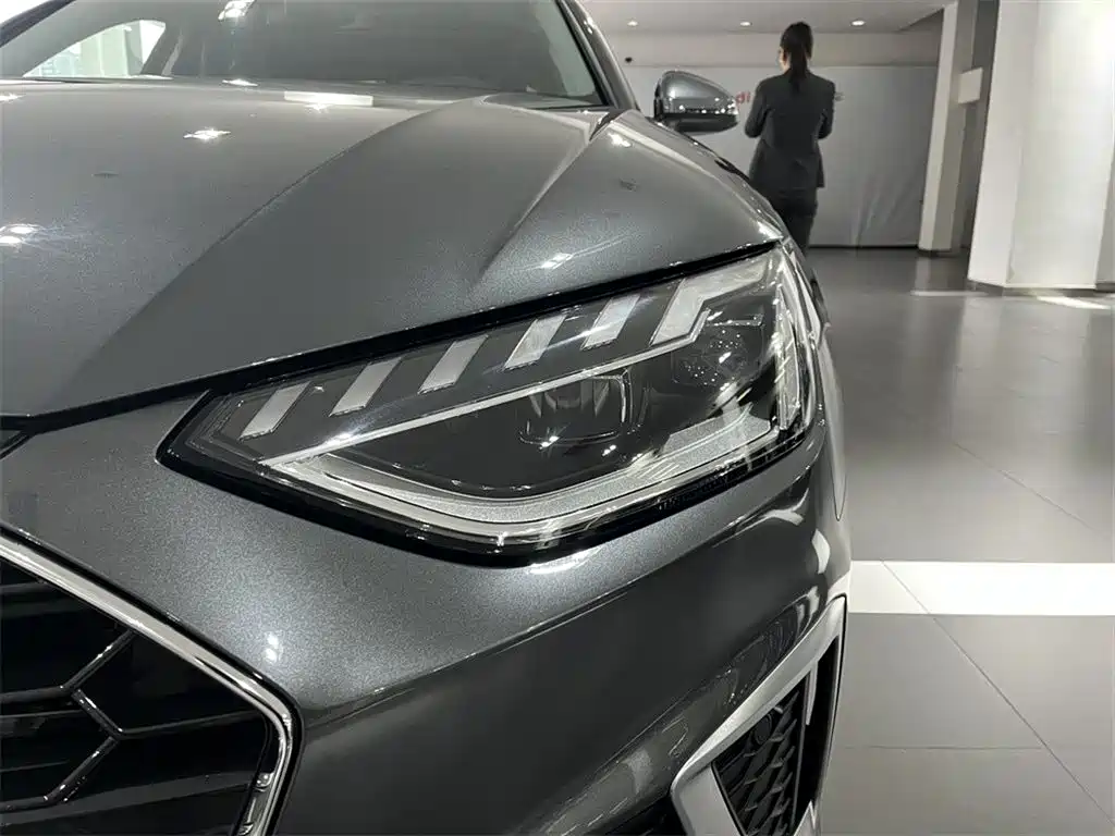Audi A4L 2023 — фото 12