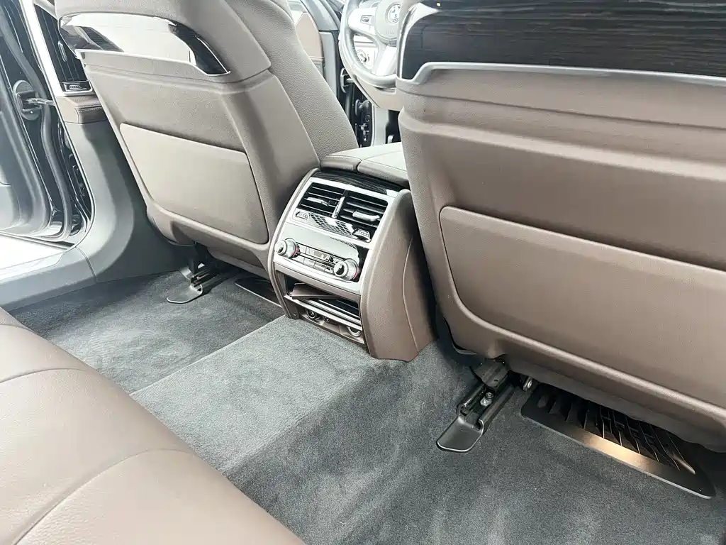 BMW 7 Series 2018 — фото 13