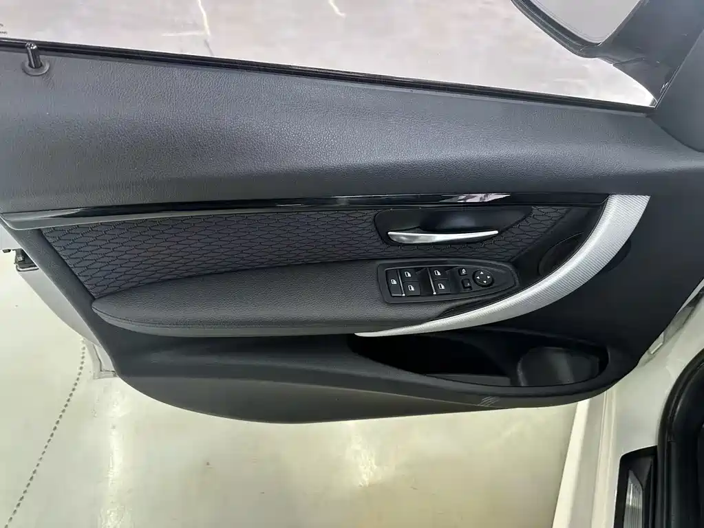 BMW 3 Series 2017 — фото 15