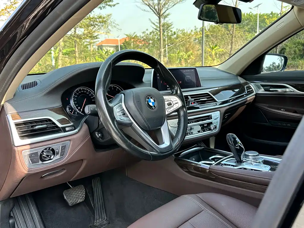 BMW 7 Series 2019 — фото 10