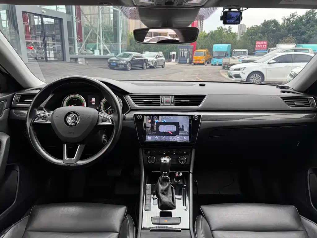 Skoda Superb 2018 — фото 15