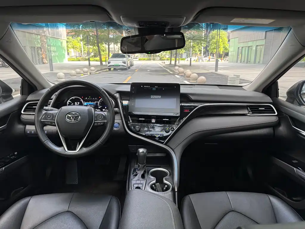 Toyota Camry 2021 — фото 18