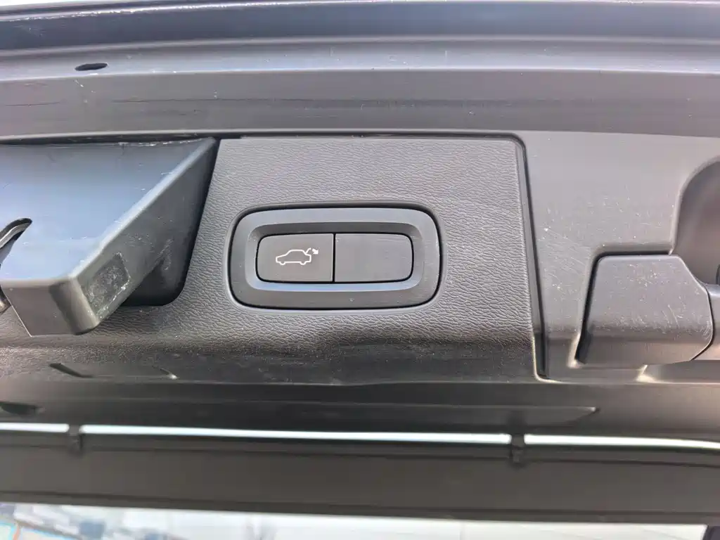 Volvo XC60 2019 — фото 15