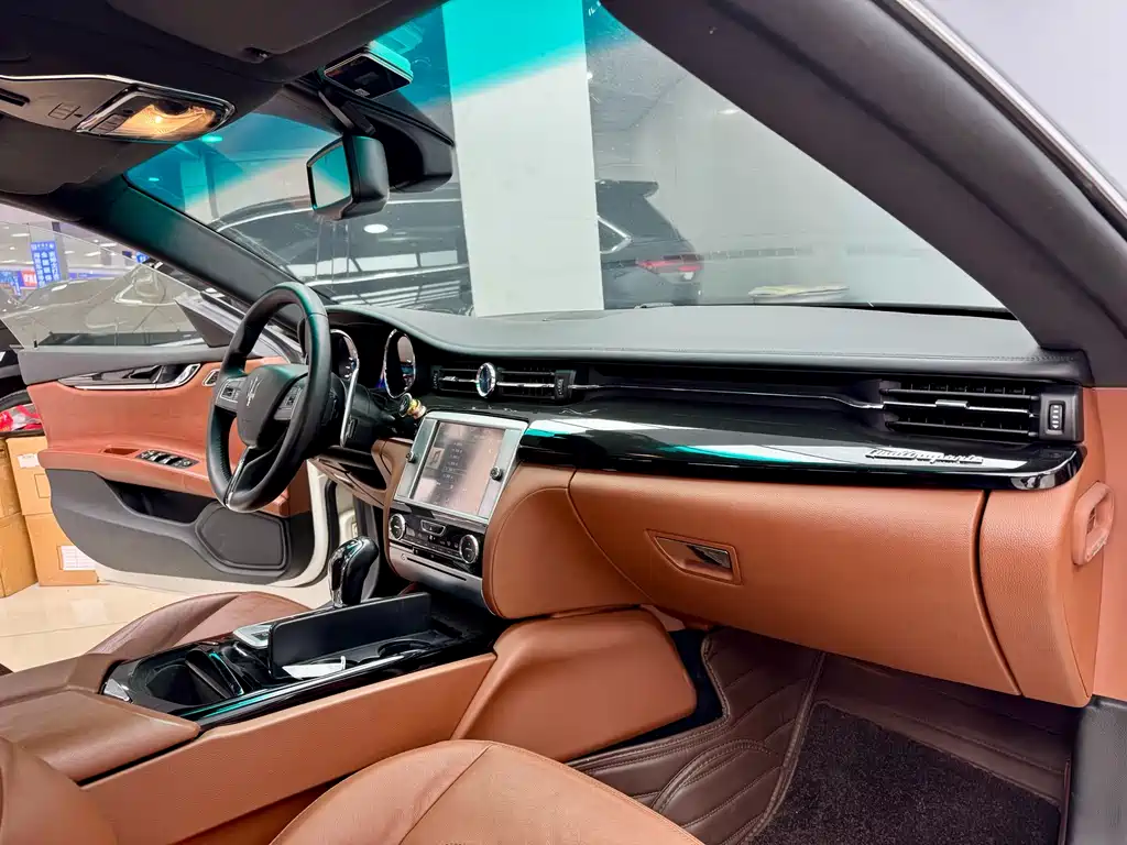 Maserati Quattroporte 2015 — фото 13