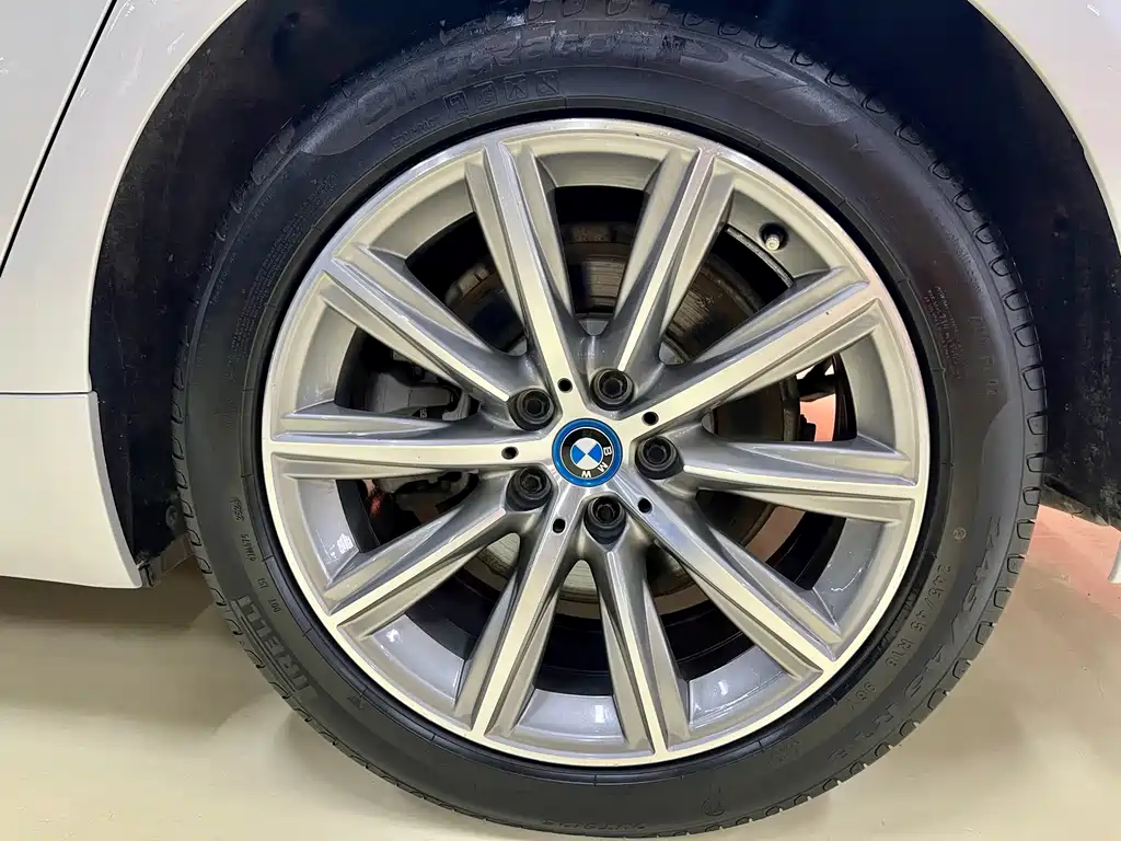 BMW 5 Series New Energy 2018 — фото 13