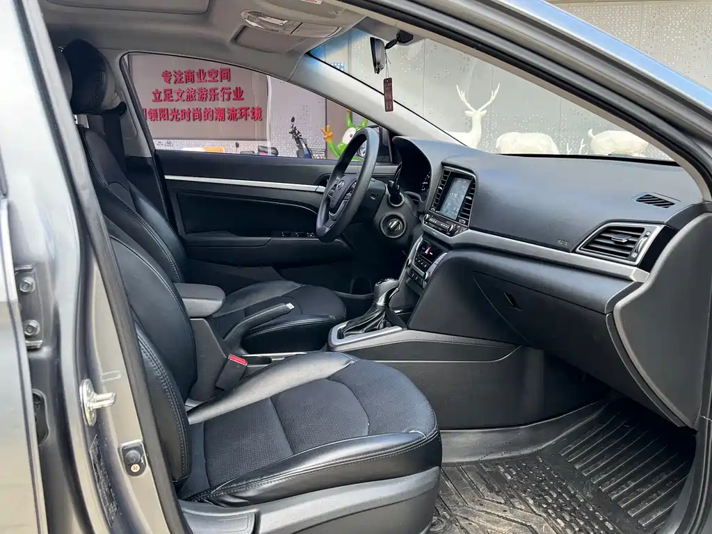 Hyundai Elantra 2018 — фото 18