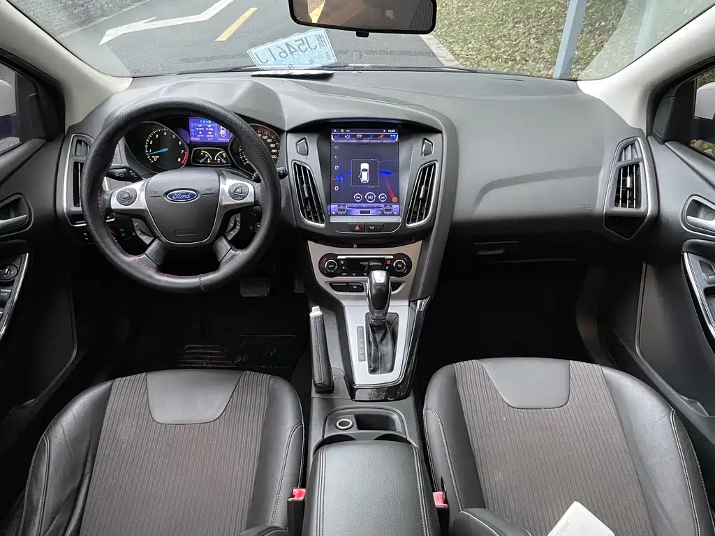Ford Focus 2012 — фото 10