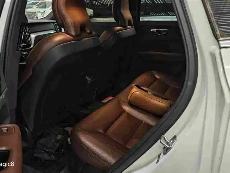 Volvo XC60 2021 — фото 5