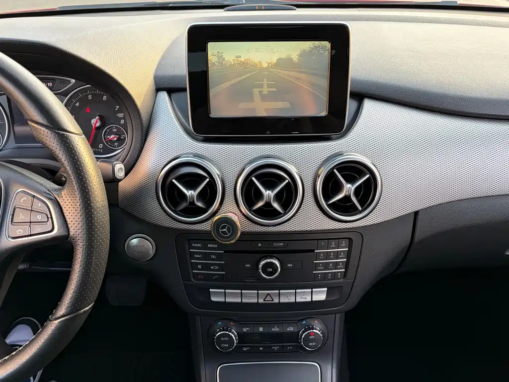 Mercedes-Benz B-Class 2016 — фото 19